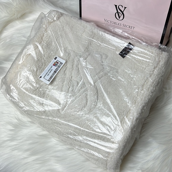 NWT Victoria”s Secret Sherpa Tote Bag - Picture 4 of 6